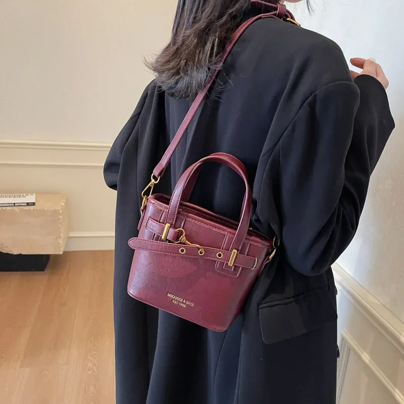 عالية الجودة الملمس شيك حقائب النساء 2025 موضة جديدة عادية دلو Crossbody حقيبة كتف حزام مشبك حمل الحقائب