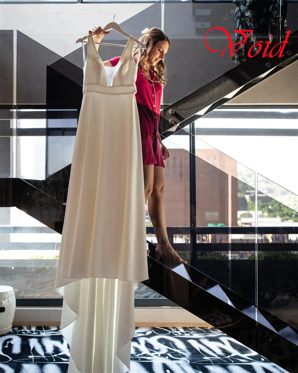 カスタマイズされた気質ホワイトジャージーブライダルドレスエレガントな V ネックキャップスリーブウェディングドレスチャペルトレインオープンバックドレス