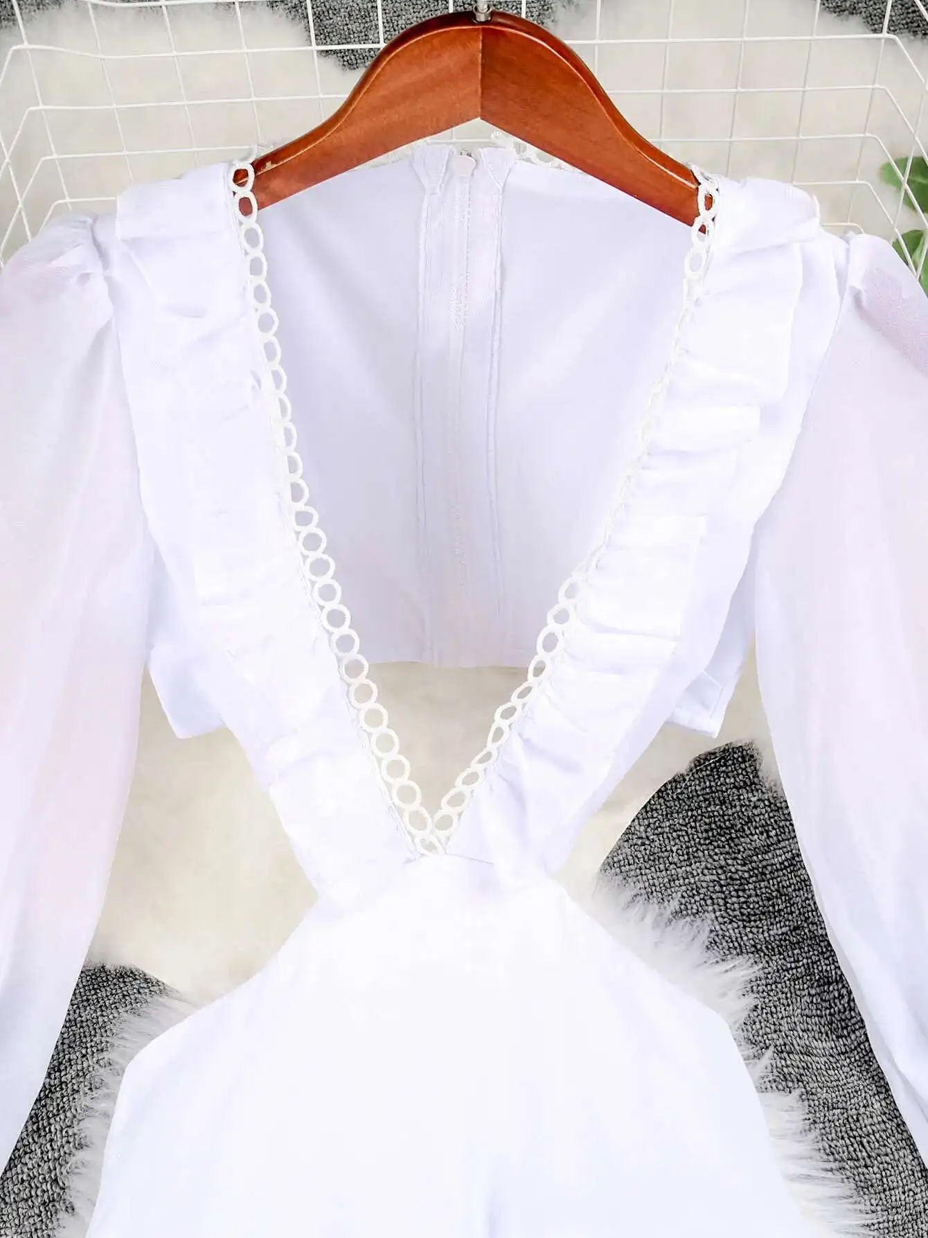 Robe blanche à volants pour femmes, en dentelle, manches longues, taille haute, vêtements de plage élégants, décolleté en V profond, vêtements découpés, 2025