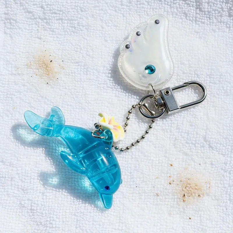 Transparenter blauer Acryl-Delfin-Schlüsselanhänger mit Blumenanhängern und Strassflügeln, perfekte Taschendekoration für Meeresliebhaber. – Detail 2