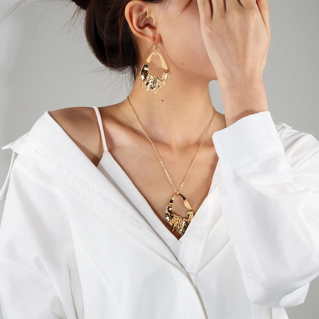Cross-border European and American retro exaggerated pleated water drop pendant hollow three-dimensional butterfly necklace set
