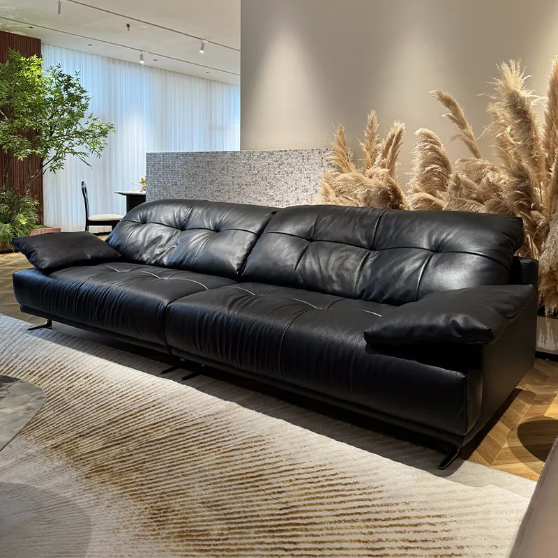 Italienisches minimalistisches schwarzes Ledersofa im mittelalterlichen Retro-Stil aus erstklassigem Rindsleder, geradliniges Sofa.