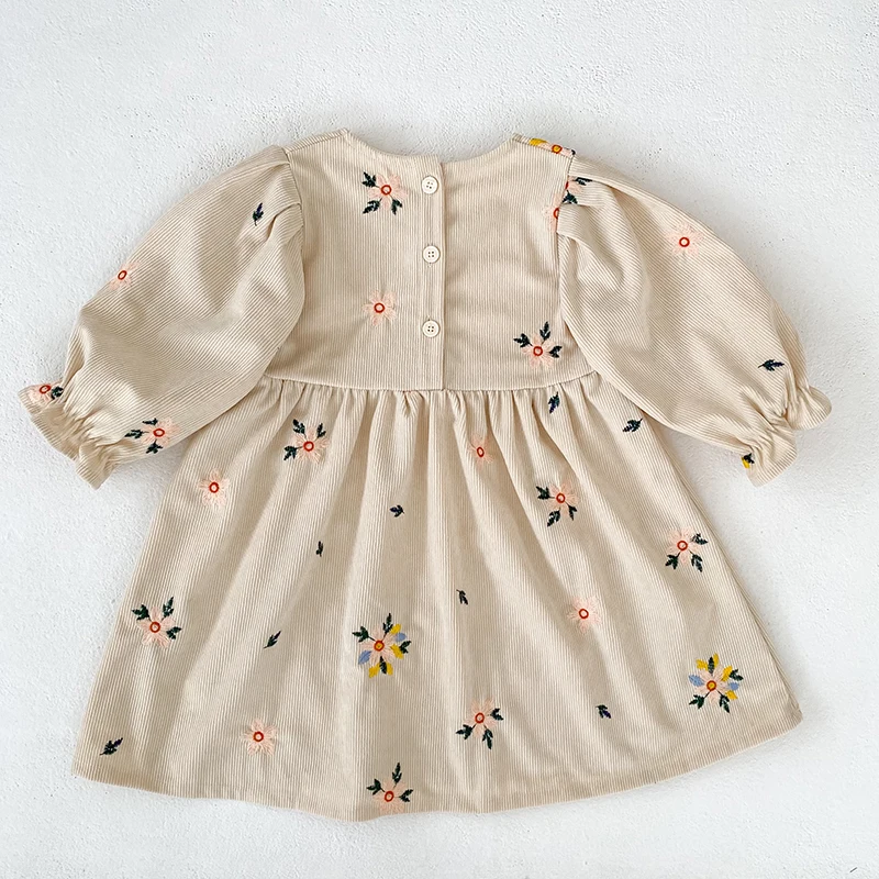 2026 Neues Herbst-Winter-Kleid für Mädchen 2-6 Jahre, Cordkleid mit Blumenstickerei, Langen Puffärmeln und Rundhalsausschnitt, A-Linien-Kleid – Detail 3