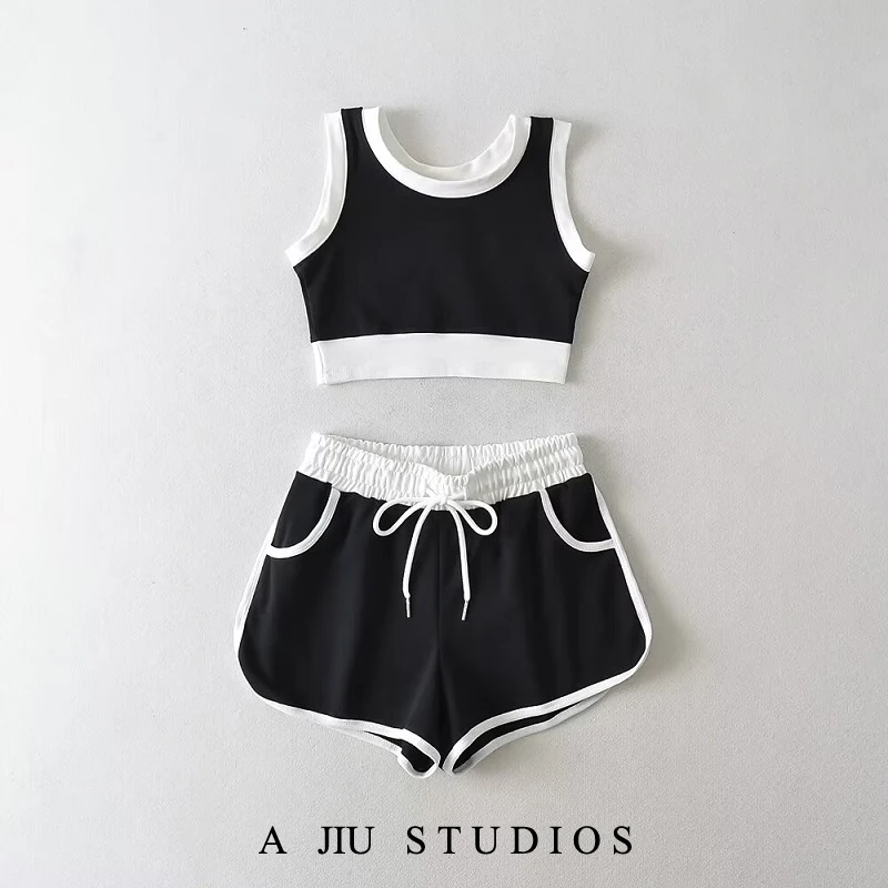 

Комплект из двух предметов в американском стиле: укороченный топ без бретелек с цветовыми блоками и шорты с высокой талией на шнурке, широкие шорты-хотпэнты для женщин