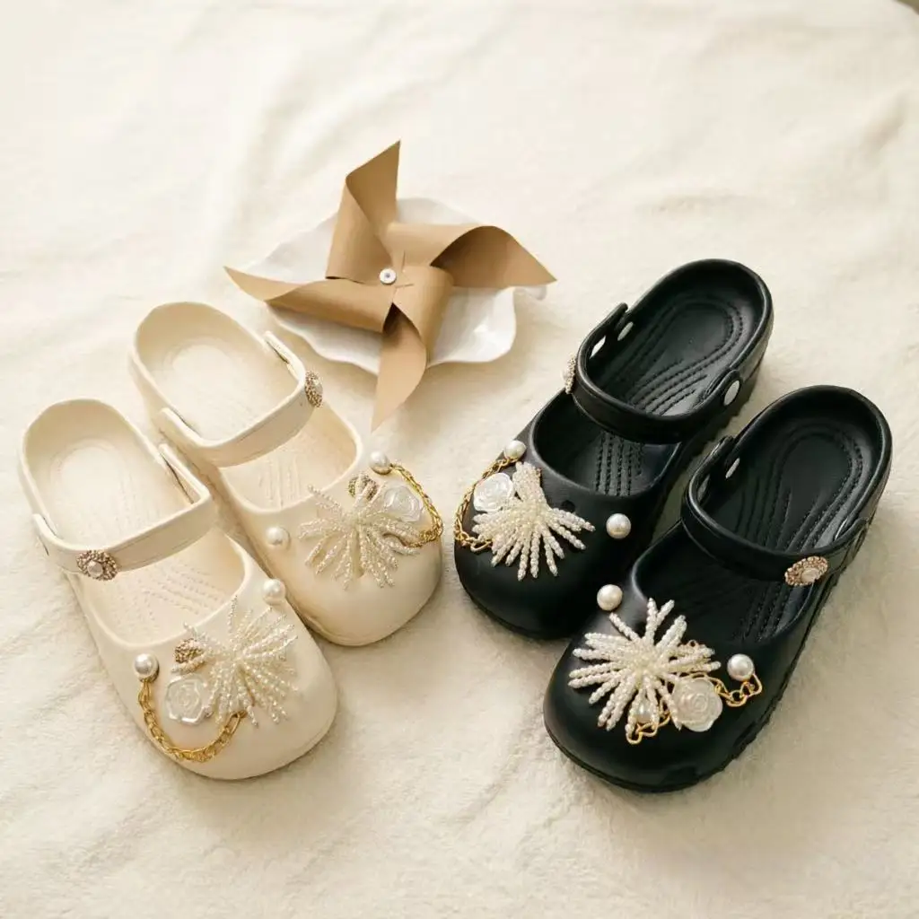 Exquisite Women's Slippers with Pearls and Roses, Light Luxury Clogs for Girls, Summer Princess Style, Non-Slip Breathable Clogs, Pearl Chain Sandals