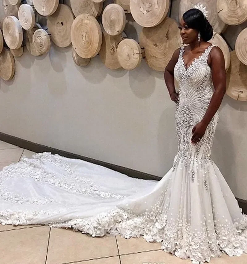 Maßgeschneidertes Meerjungfrau-Kristall-Arabisch-Dubai-Hochzeitskleid in Übergröße mit V-Ausschnitt und Blumenperlen, glitzerndes Tüll-Brautkleid mit Kathedralenschleppe