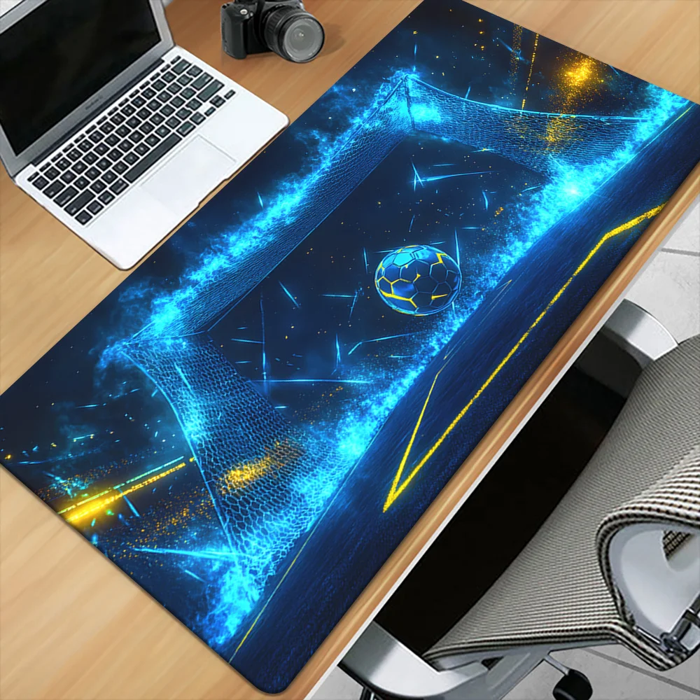 Alfombrilla de ratón para juegos |   Diseño vibrante de portería de fútbol |   Azul neón multicolor y amarillo |   Base de goma antideslizante |   Tapete de escritorio impermeable para