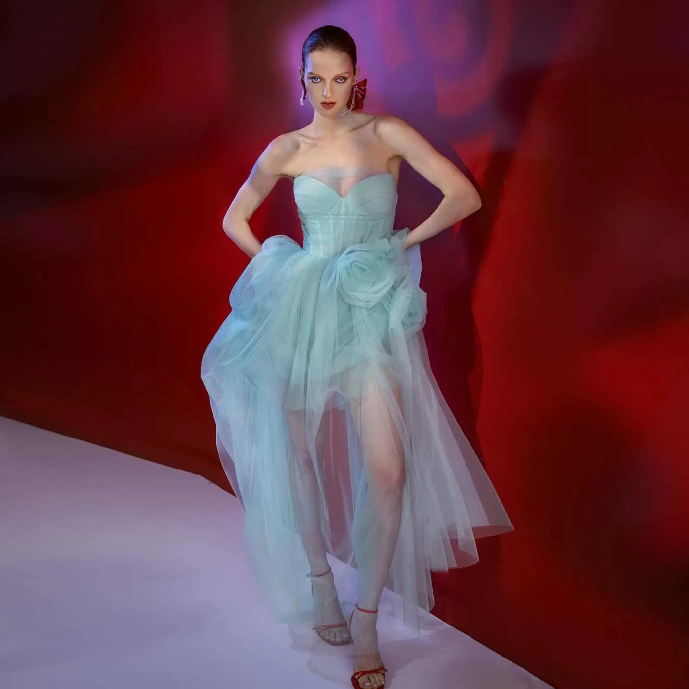 ชุดเดรสผ้าทูลล์สีมิ้นต์สไตล์นางฟ้า คอลเลคชั่นฤดูใบไม้ผลิ 2026 ประดับดอกไม้ทำมือ ชุดราตรีงานพรอมยาว ดีไซน์เก๋ไก๋สำหรับผู้หญิง ชุดออกงานหรูหรา