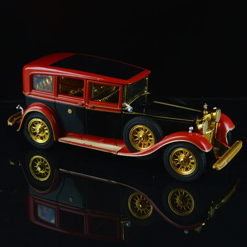 1:28 Retro Classic Car Alloy Car Model Diecasts Metal Vehicles Toy Old Car Model High Simulation Collection Ornament Kids Gift