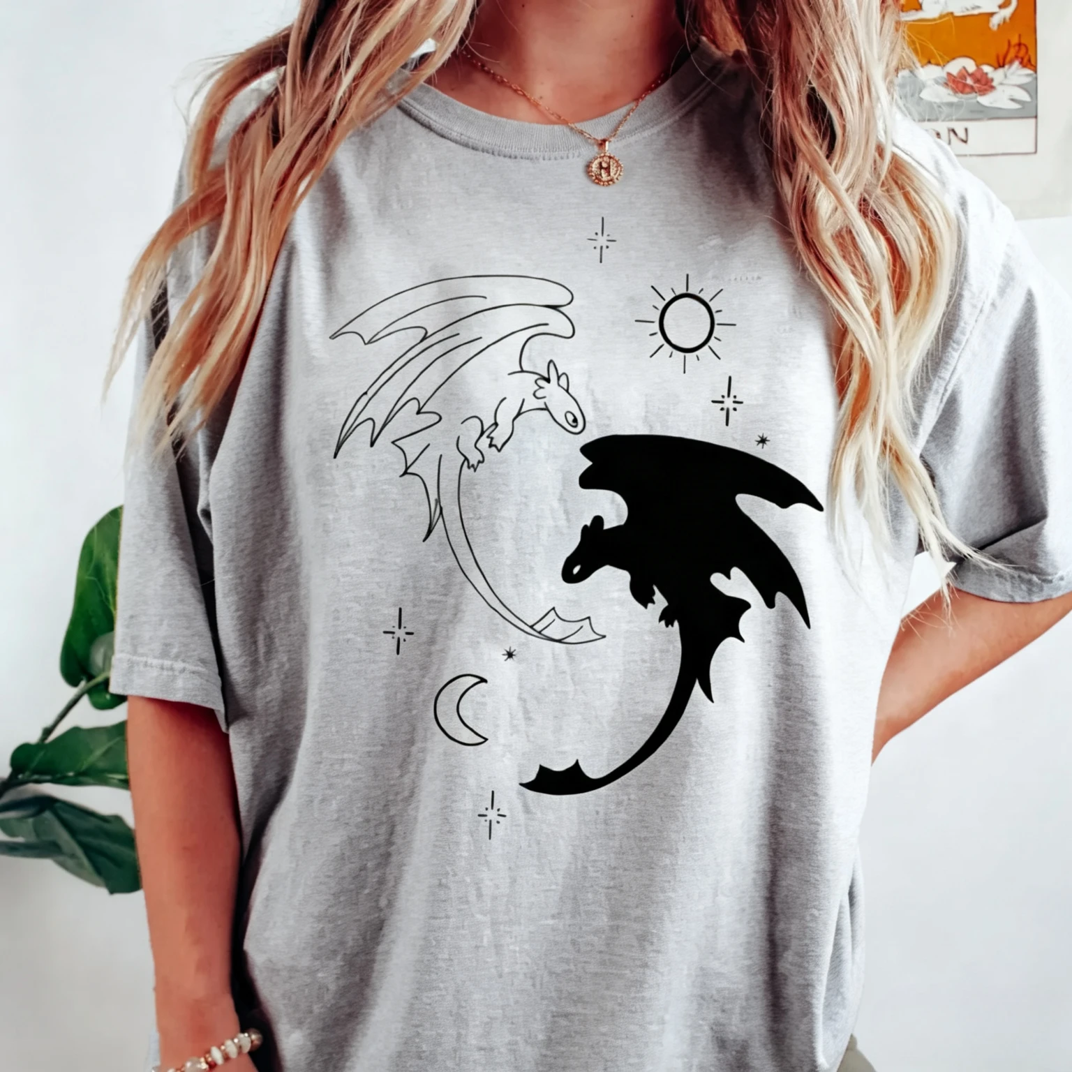 T-Shirt mit Drachen-Yin-Yang-Sonnen-Mond-Sternen-Motiv, minimalistisches Design, „How to Train Your Dragon“, Damen-, Herren- und Kinder-T-Shirt mit kurzen Ärmeln. – Detail 6