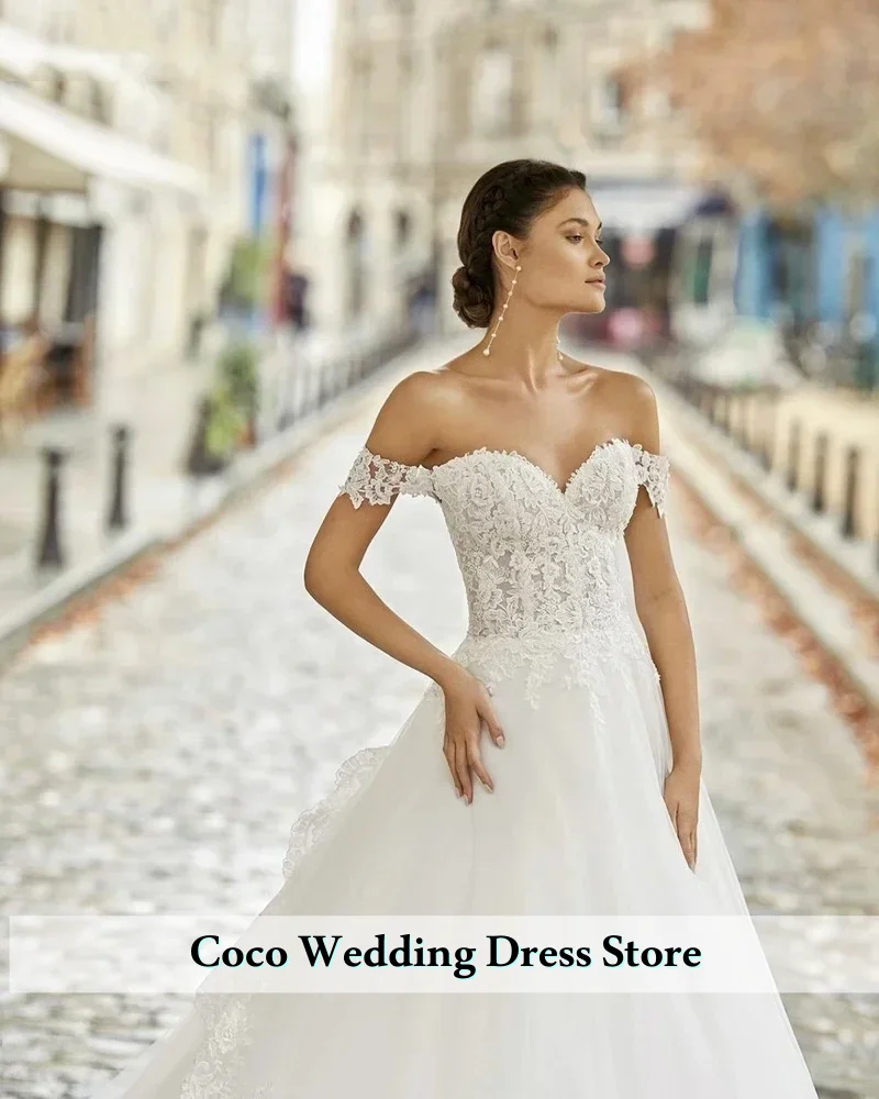 Robe de mariée de luxe en dentelle, épaules dénudées, personnalisée, robe de bal de princesse froncée, élégante, style Boho, pour femmes