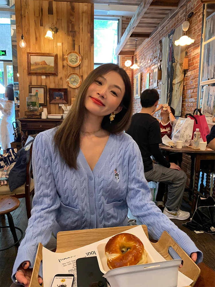 เสื้อสเวตเตอร์คอวีปักลายสีน้ำเงินสำหรับผู้หญิง แฟชั่นฤดูใบไม้ร่วงฤดูหนาว ทรงเข้ารูป ดีไซน์บิดเกลียว สไตล์เกาหลี ทรงปกติ แขนยาว