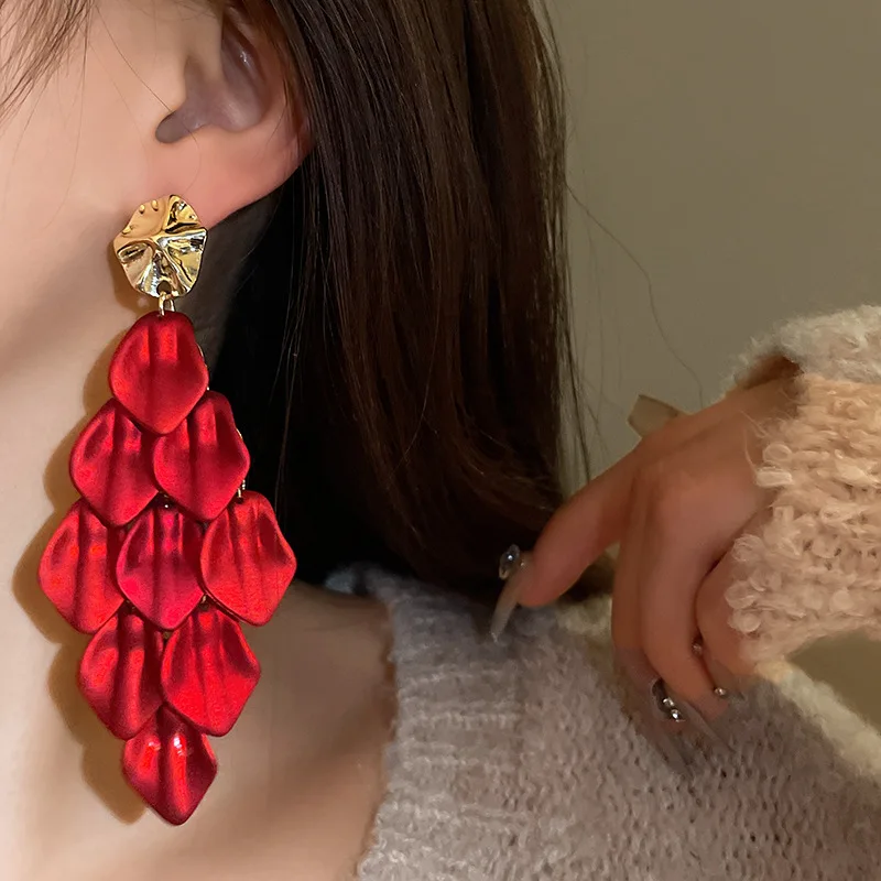Matte Plissierte Blütenblatt-Quasten-Ohrringe für Damen, Modische Acryl-Blumen-Tropfenohrringe, Persönlicher Schmuck, Großhandel für Frauen K