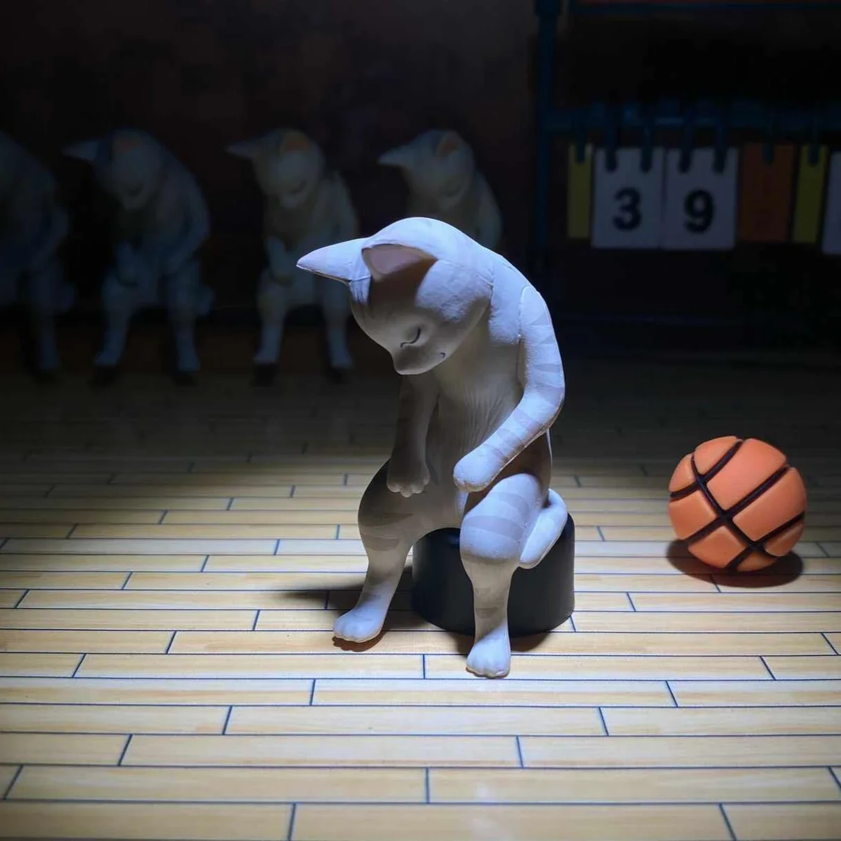 

Капсульная игрушка QUALIA Gashapon, потертая пятна, уставшая кошка, модель для сидения и отдыха, экшн-фигурка, украшение для стола, детские подарки