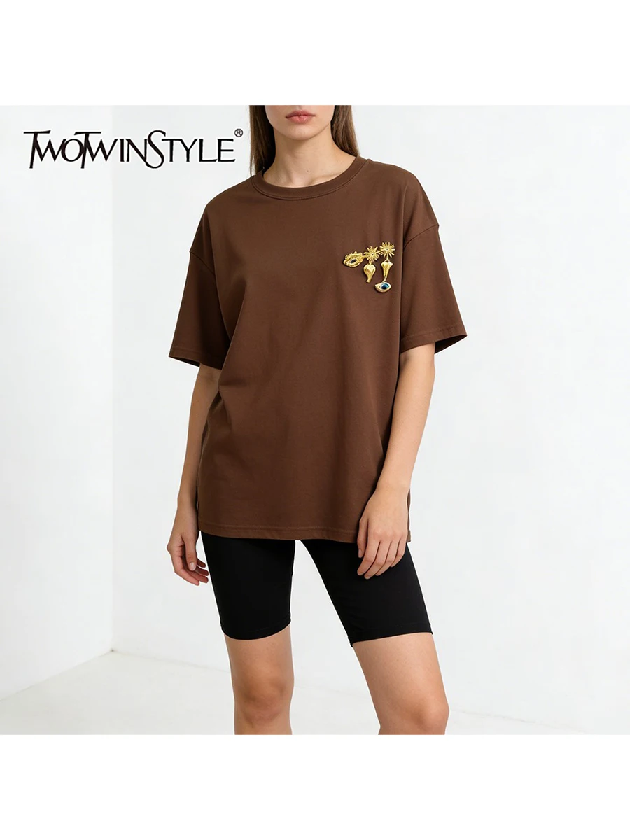 

TWOTWINSTYLE однотонная свободная брошь, модные футболки для женщин, минималистичная футболка с круглым вырезом и короткими рукавами, женская одежда