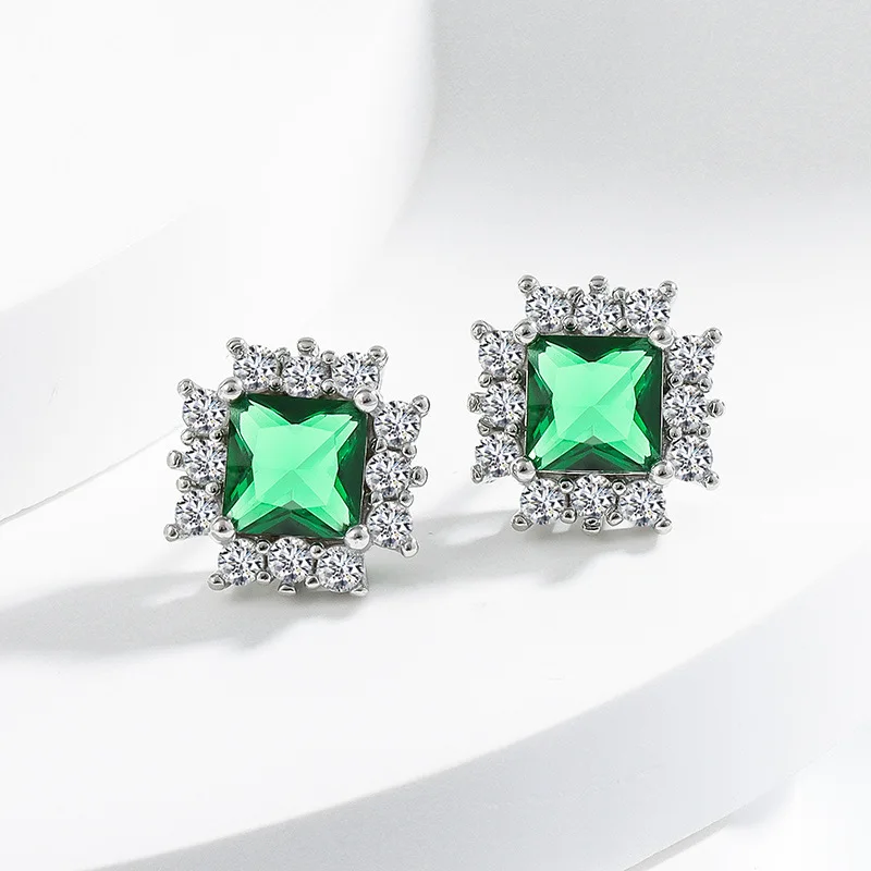 El nuevo anillo, collar y pendientes con piedras preciosas de esmeralda son una opción moderna para fiestas, aniversarios, vestuario de novias y como joyería.