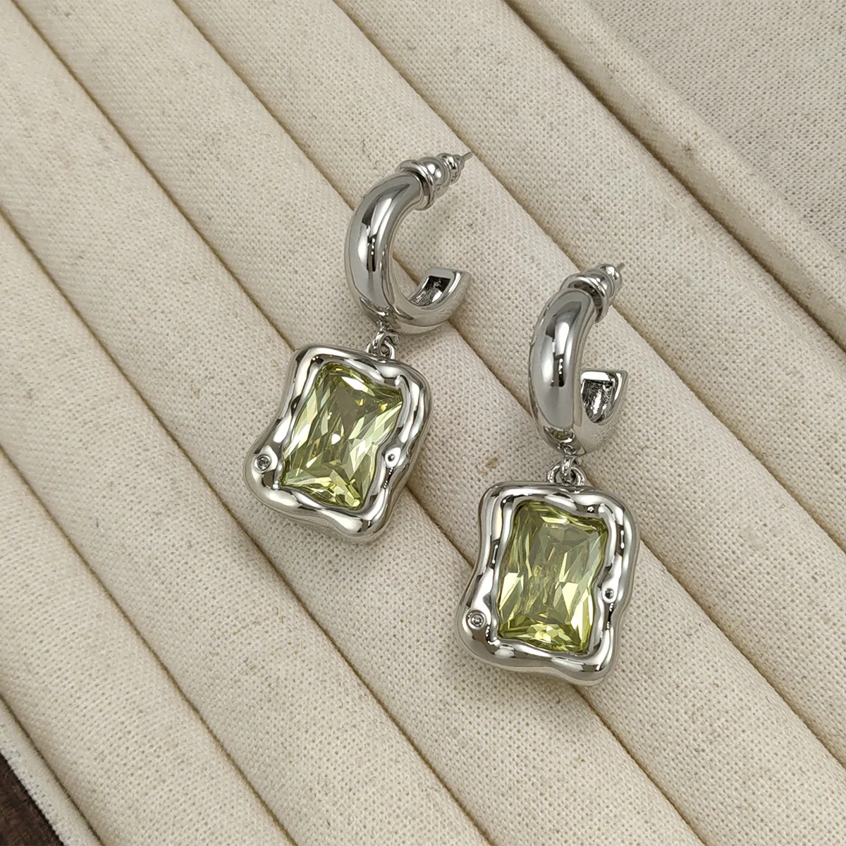 

Fashion Personality Green Aurora Fashion Commuter Versatile Square Earrings