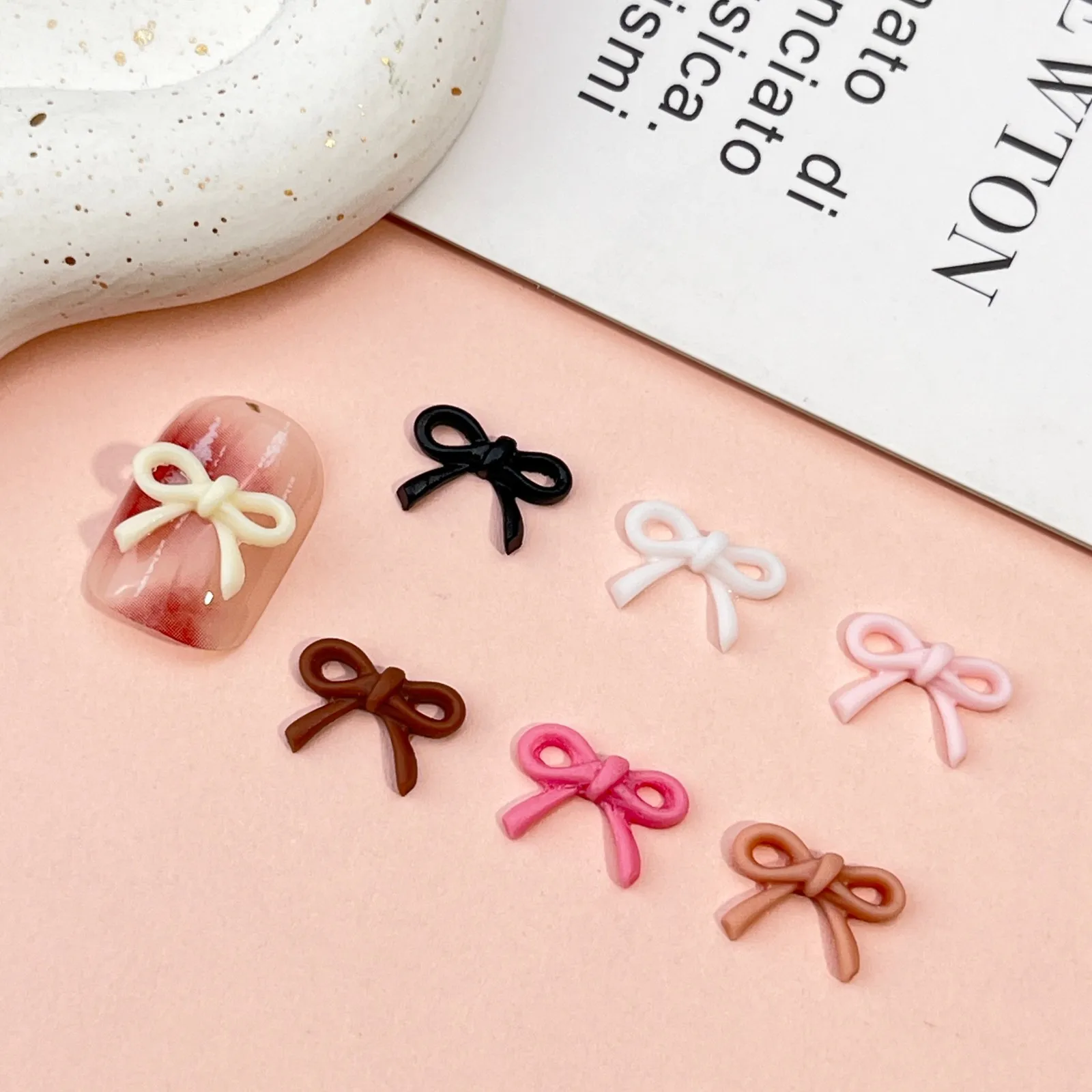 100 peças acessórios de arte de unha em forma de arco estéreo multicolorido, fáceis de criar estilos de arte de unha doce, pequenas decorações fofas para técnicos e entusiastas de unhas para arte de unhas diy, cores misturadas aleatórias