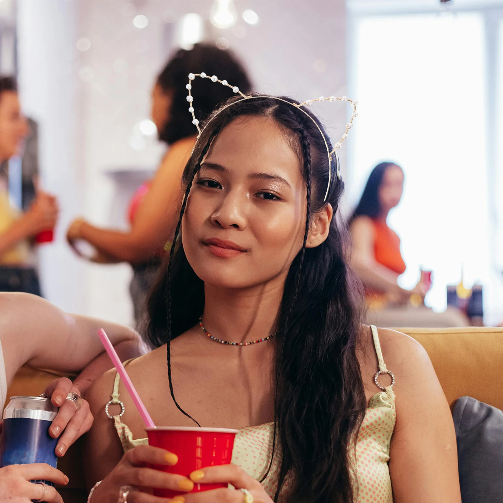 

Очаровательная повязка на голову с кошачьими ушками и искусственным жемчугом. Симпатичный аксессуар для волос для различных случаев. Легкие удобные полые уши из сплава.