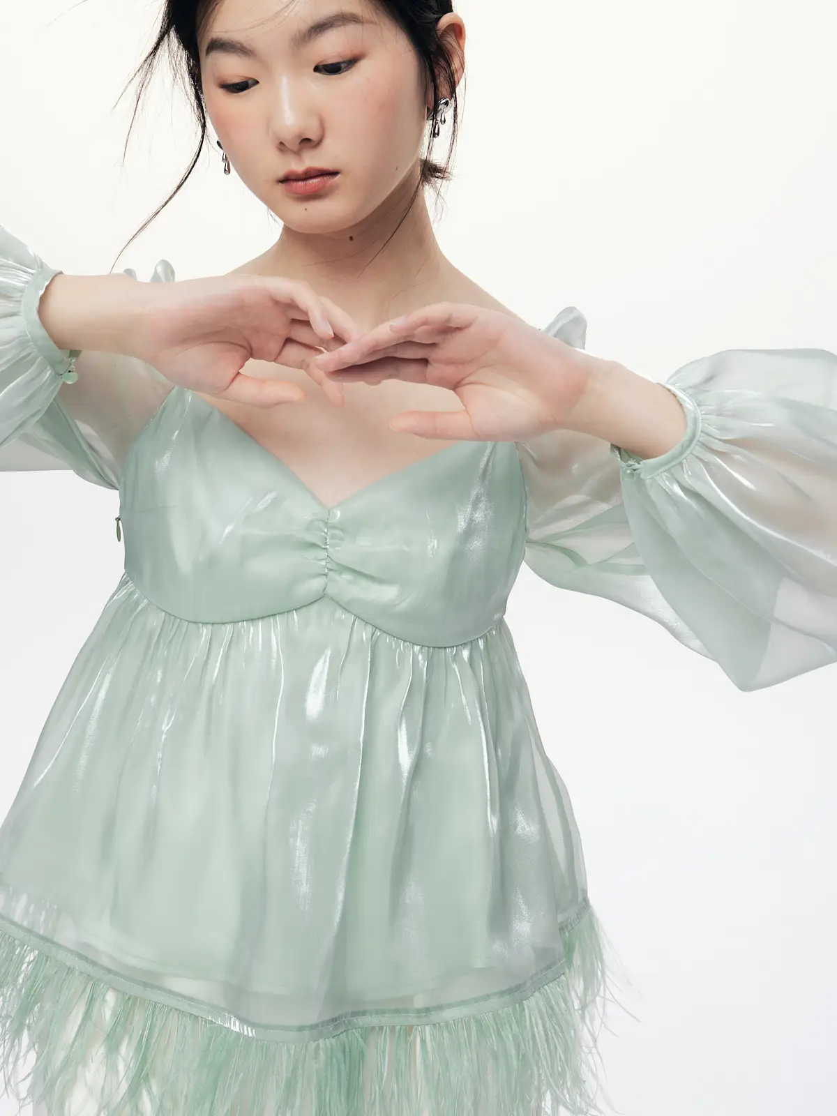 

Женская осенняя блузка FrigidOrg с длинным рукавом, свободного кроя, с квадратным вырезом, в стиле минимализма и с элементами дизайнерского подхода