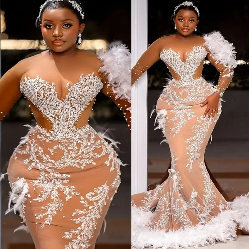 Suknie ślubne plus size na zamówienie, białe, z odpinanym trenem, wysokim dekoltem, długimi rękawami, zdobione koronką i koralikami.