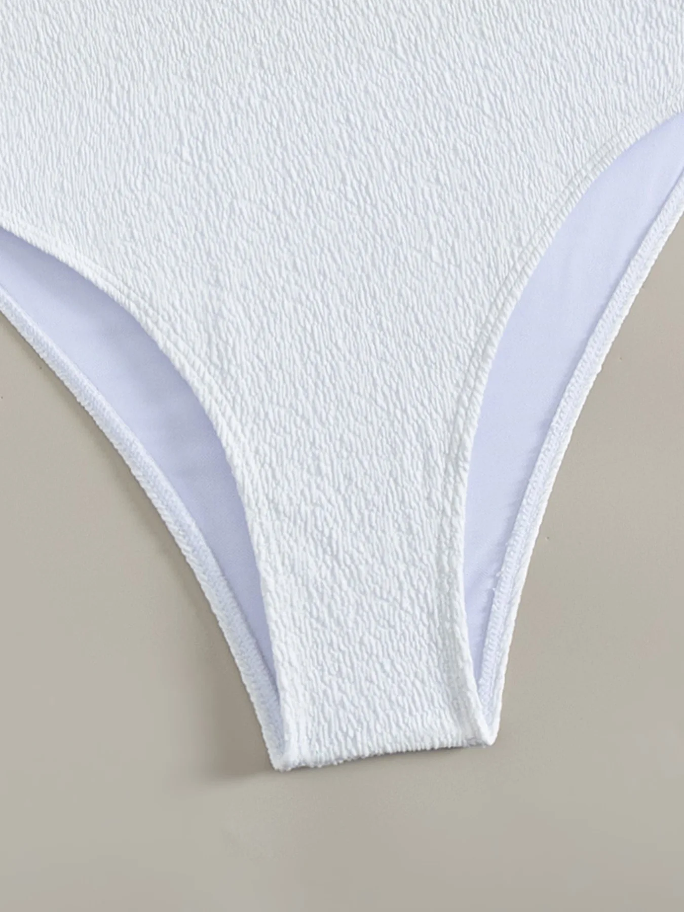 بدلة سباحة بيضاء مثيرة قطعة واحدة 2025 للسيدات بفتحة رقبة على شكل V عميقة وإبزيم معدني مجوف بدون ظهر ملابس سباحة صيفية للعطلات مونوكيني