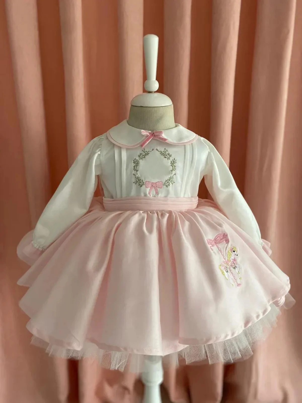 Embroidery White Dress - ชุดเดรสเด็กผู้หญิงฤดูใบไม้ร่วง แขนยาว ปักลายม้าหมุน สีขาวชมพู ทรงพอง สำหรับงานปาร์ตี้ลำลอง