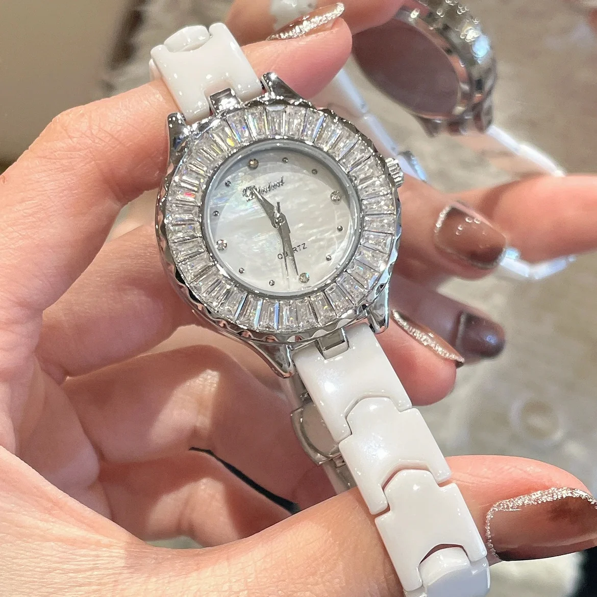 French-style bracelet watch, ceramic small and exquisite, a luxurious and sophisticated women's watch, a perfect gift for women.