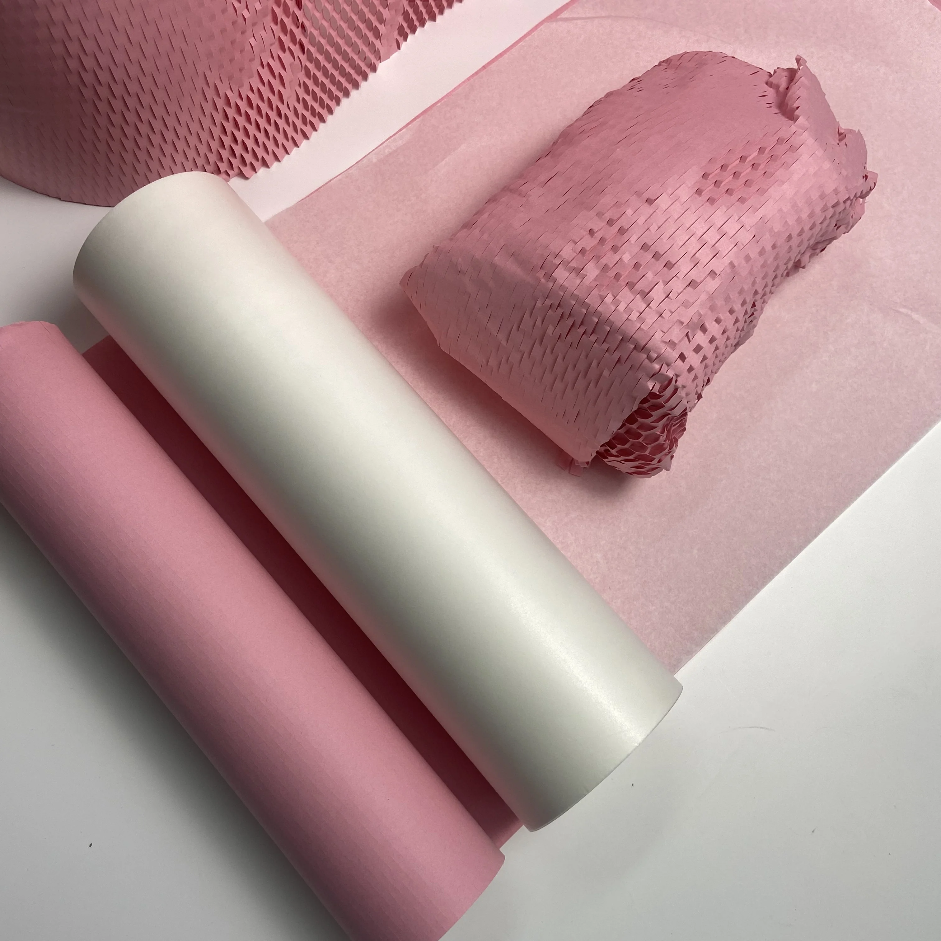 Papel de embalaje rosa, rollo de amortiguación de panal perforado, rollo de envoltura de cojín reciclado ecológico, envoltura verde móvil