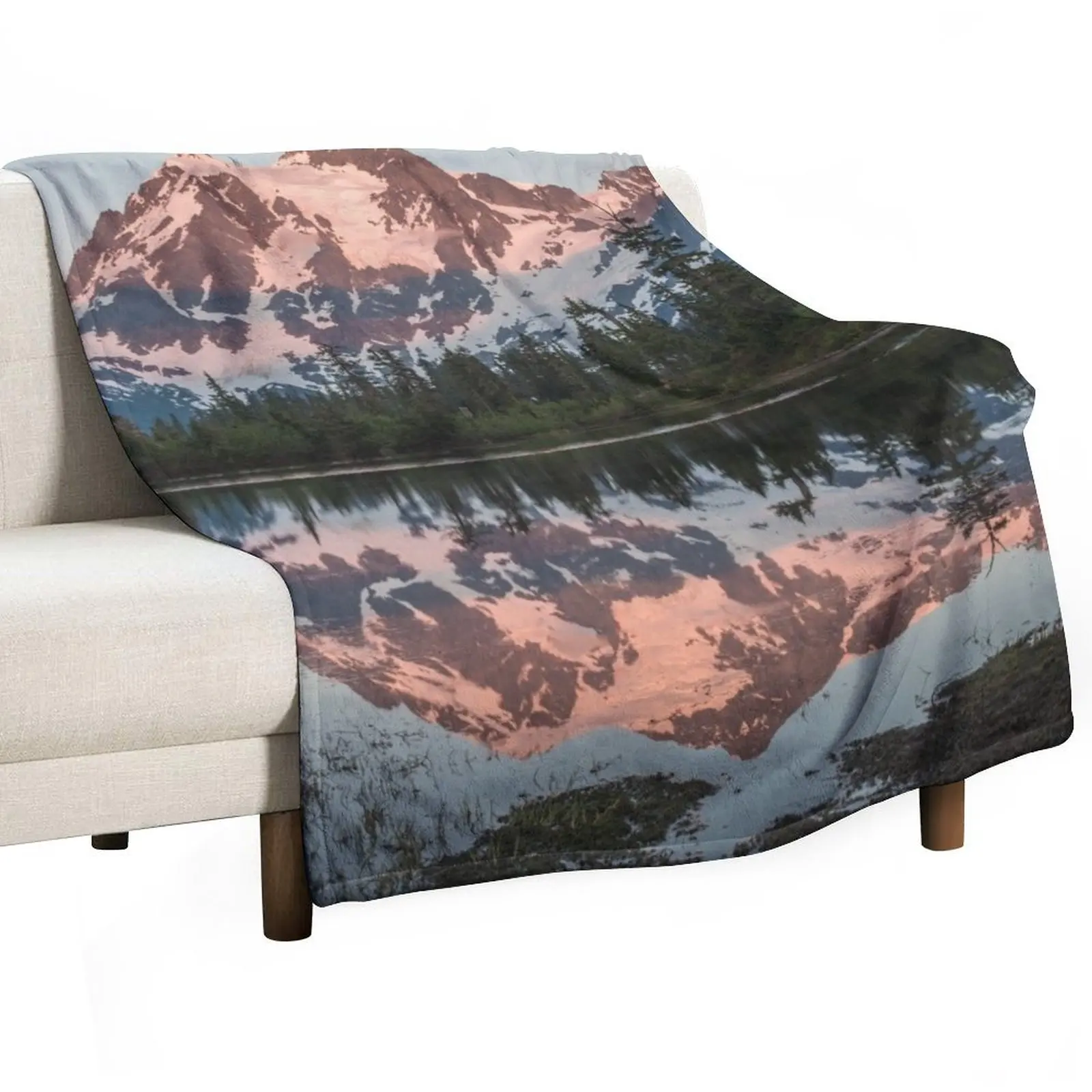 Mount Shuksan Beautiful Evening Throw Blanket Picnic Winter beds Thermals For Travel Sleeping Bag Blankets