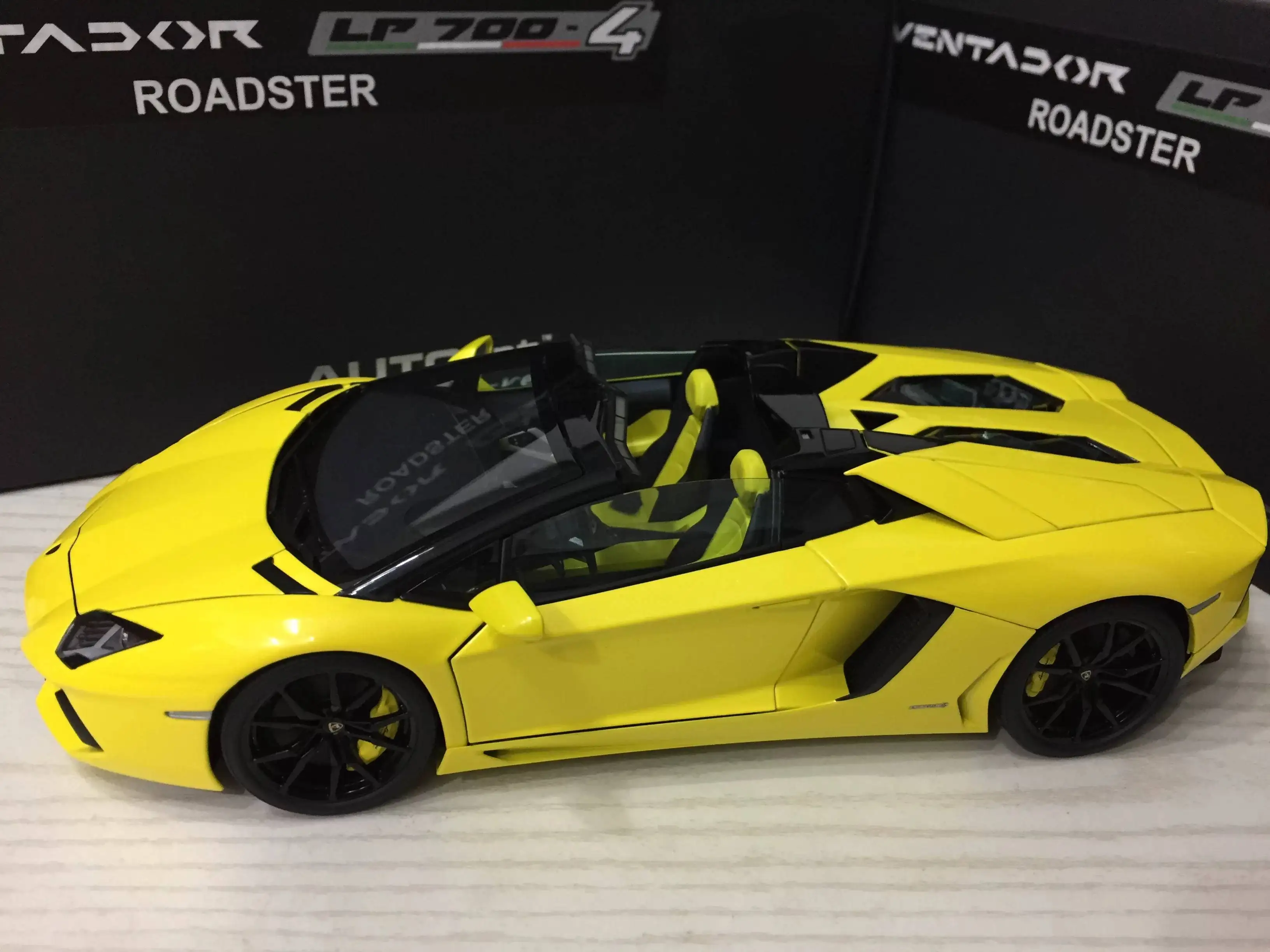 

Модель автомобиля Autoart 1:18 Lamborghini Aventador LP700-4 Roadster, желтая, имитация, лимитированная серия, полностью открывающаяся, из металлического сплава, статическая, подарок