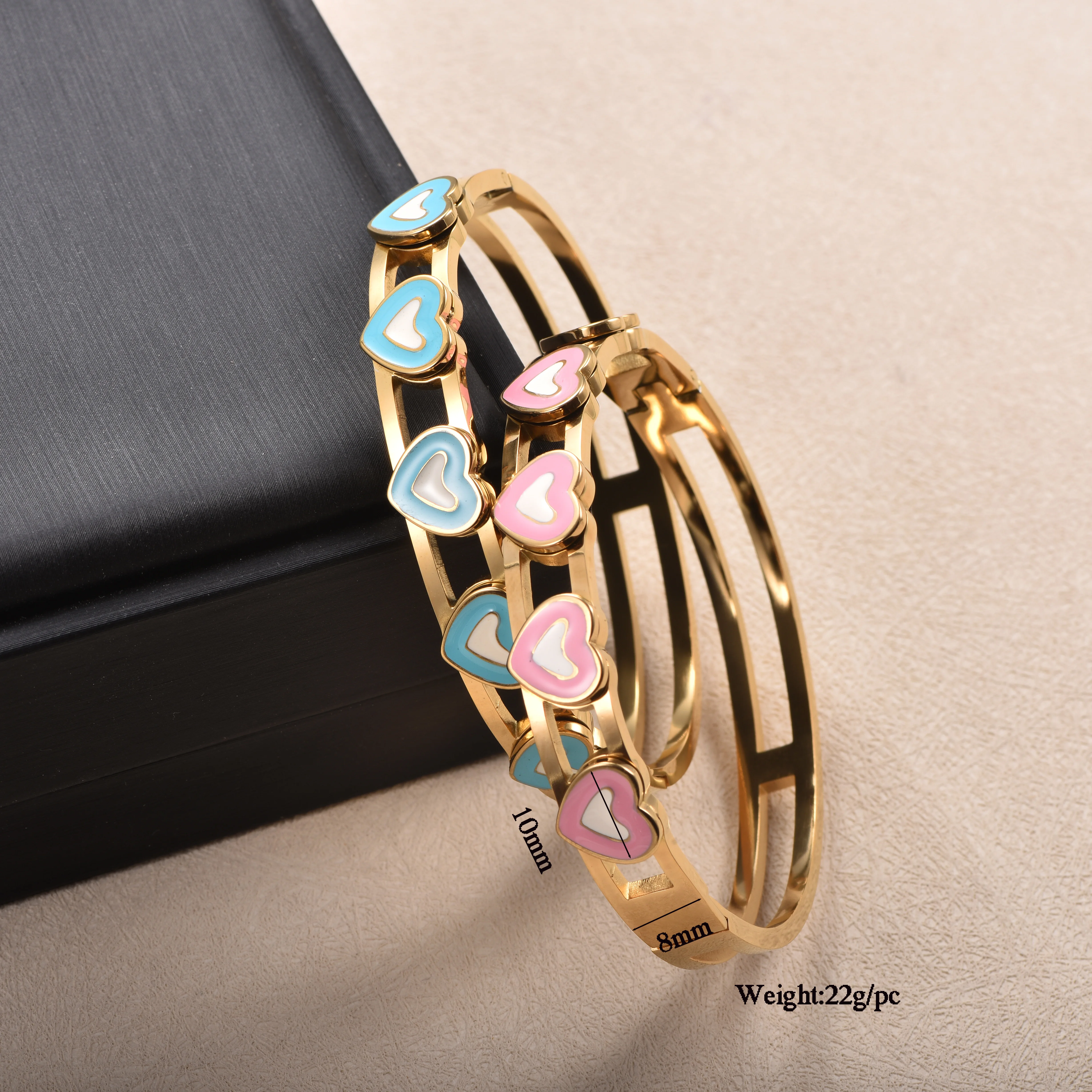 18K vergoldeter Edelstahl-Armreif für Damen, hohles, doppellagiges Emaille-Herz-Manschettenarmband, wasserdichter Schmuck, Geschenk – Detail 5