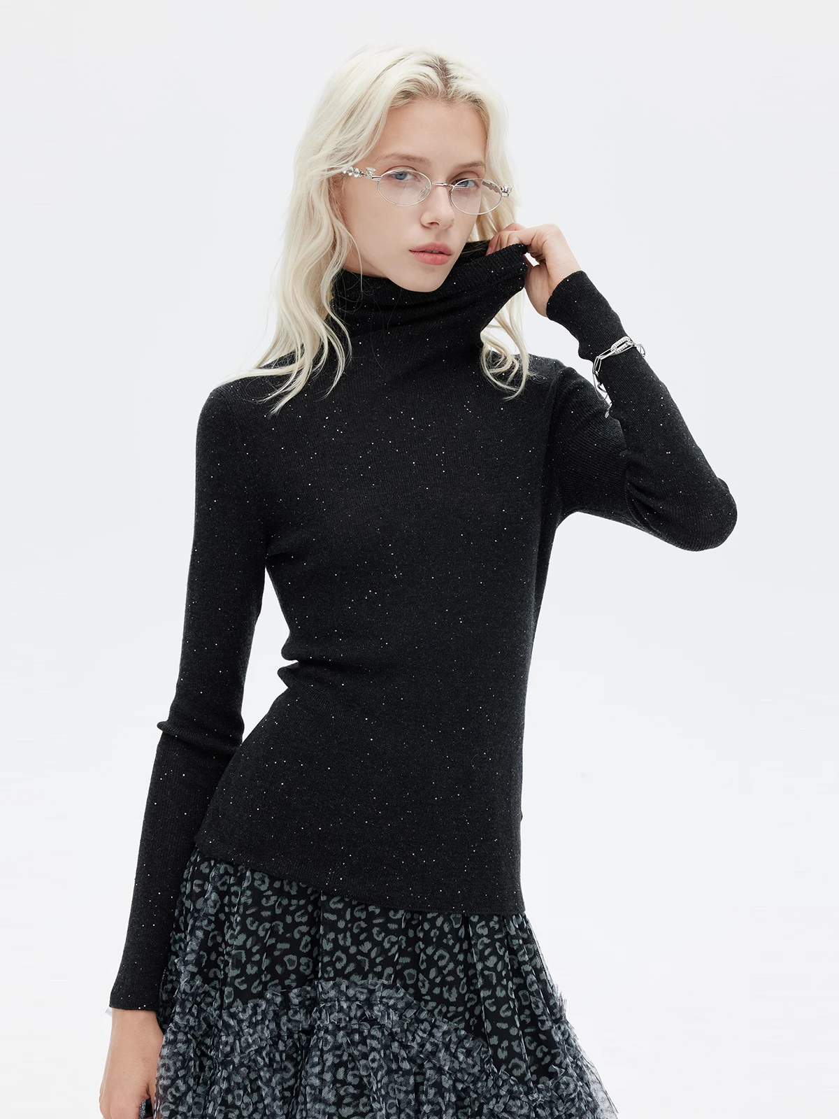 Maglione da donna nuovo primavera e autunno, maglione a collo alto da pendolarismo alla moda slim fit con paillettes nere