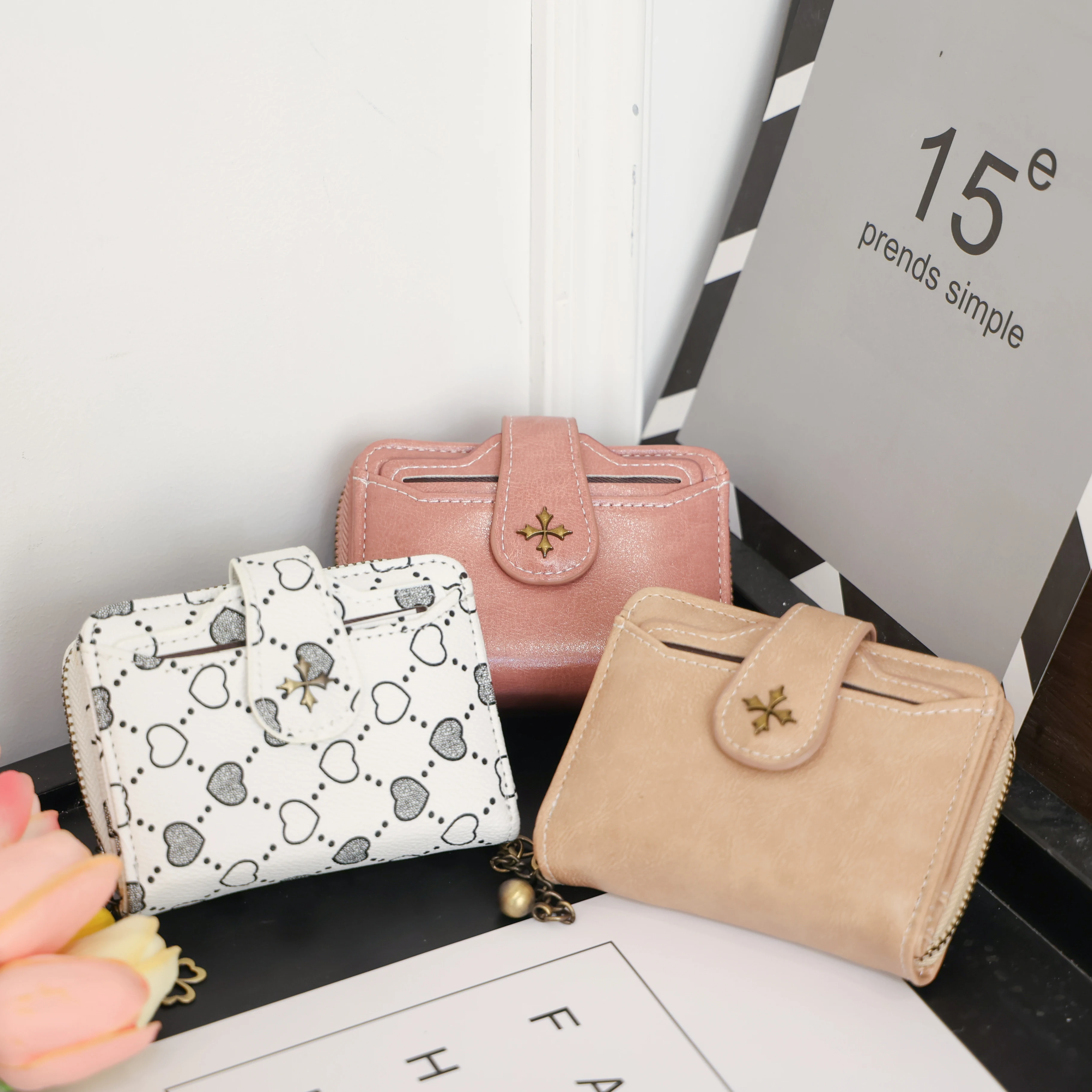 محفظة نسائية صغيرة من البولي يوريثان محفظة للعملات المعدنية ذات ملمس قصير وحقيبة كلاتش متعددة البطاقات خفيفة الوزن وبسيطة ومتعددة الوظائف