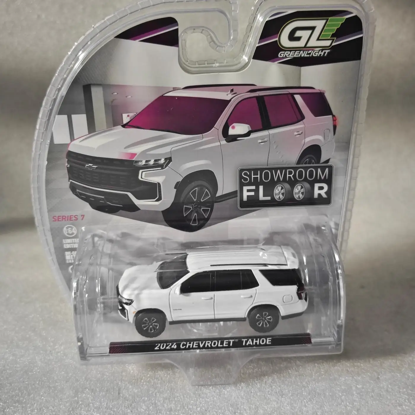 

Коллекционная модель автомобиля Green Light 1:64, серия Showroom Floor 7 - 2024 Tahoe, белый цвет, литой сплав