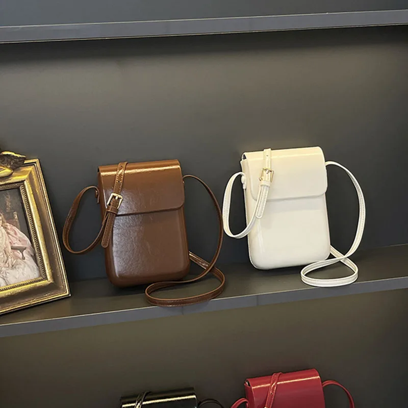 حقيبة كروس للنساء حقائب يد صغيرة جديدة حقائب ساعي البريد من جلد البولي يوريثان بتصميم عمودي بلون سادة وحاملي هاتف لسماعات الأذن