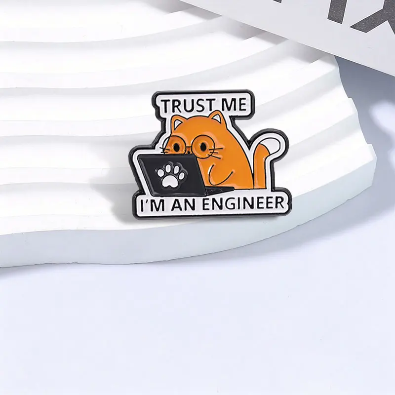 Vertrauen Sie mir, ich bin Ingenieur - Katzen-Emaille-Pin, arbeitende orange Katze mit Brille, Brosche, Rucksack-Anstecknadel, Schmuckgeschenk für Freunde – Detail 5