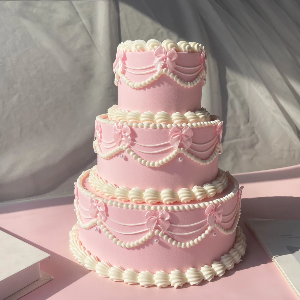 3-stöckiger rosa Kunstkuchen, 26 cm hoch, Vintage-Design mit Perlen und Schleifen, künstlicher Kuchen für Hochzeiten, Geburtstagsfeiern, Foto-Requisiten, Heimdekoration – Detail 4