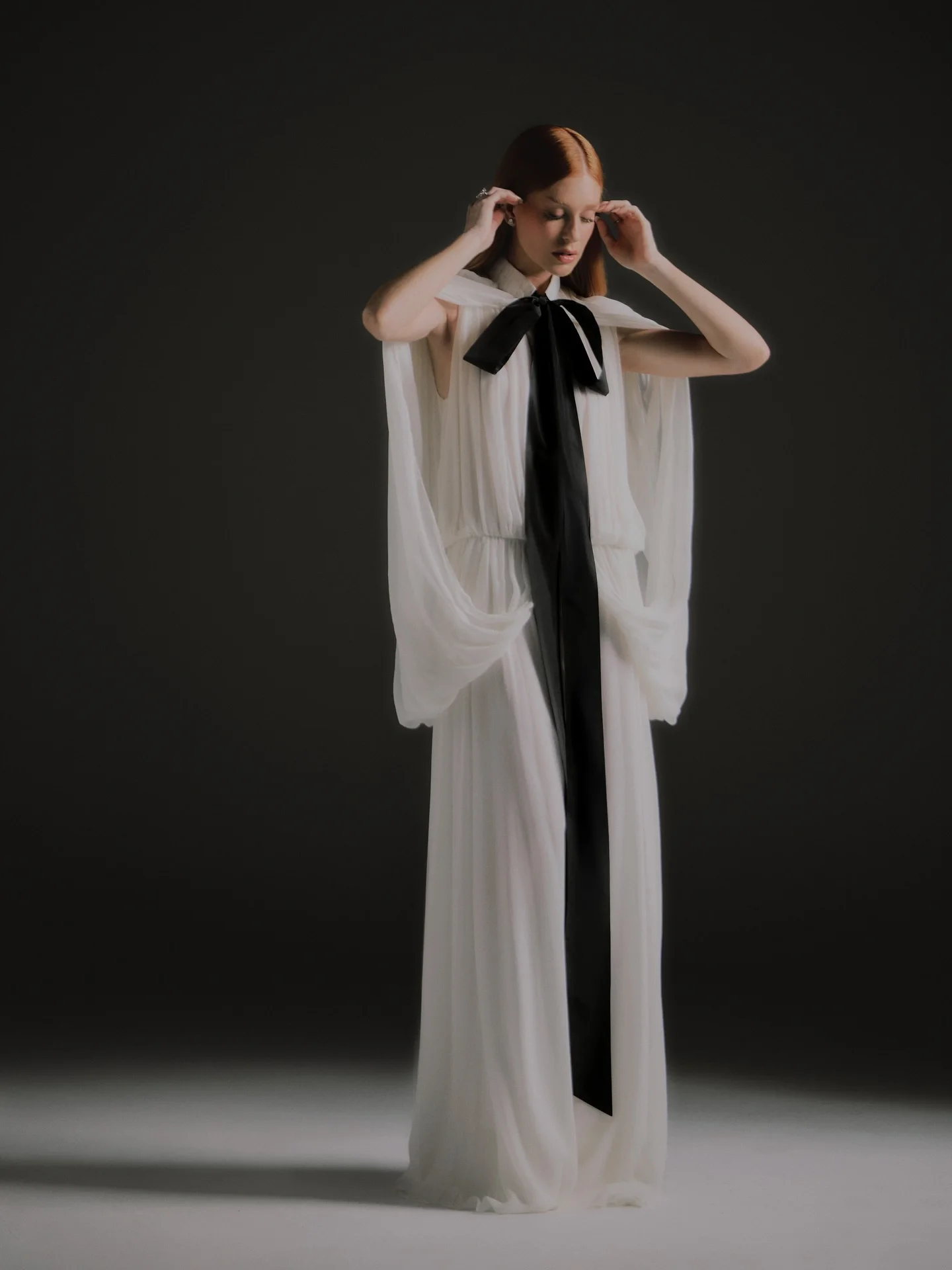 فساتين سهرة شيفون بيضاء ساحرة مع دانتيل أسود تصميم فريد من نوعه فستان عروس من الحرير الناعم 2026 فستان مخصص لحفلات الزفاف #2