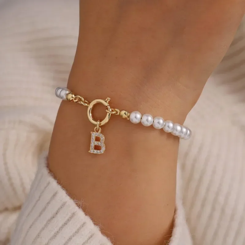 Minar Delicate - Pulseras de cadena con cuentas de perlas simuladas de 26 letras, chapadas en oro real de 14 quilates, con circonita cúbica y cobre, para mujer