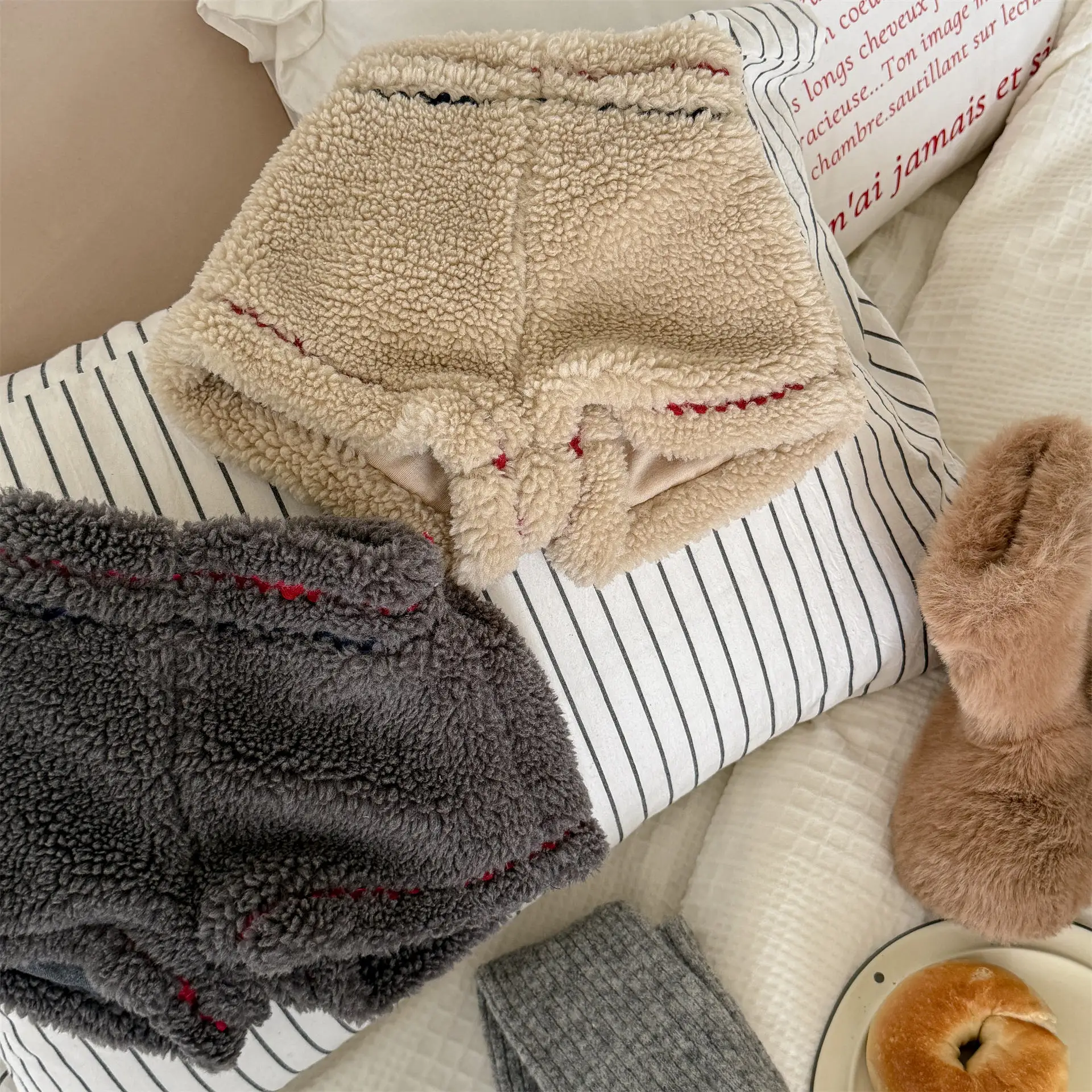 

2025 Winter New Children Lamb Wool Shorts Solid Girls Fleece Warm Pants Boys Casual Shorts Plus Velvet Thick Kids Clothes