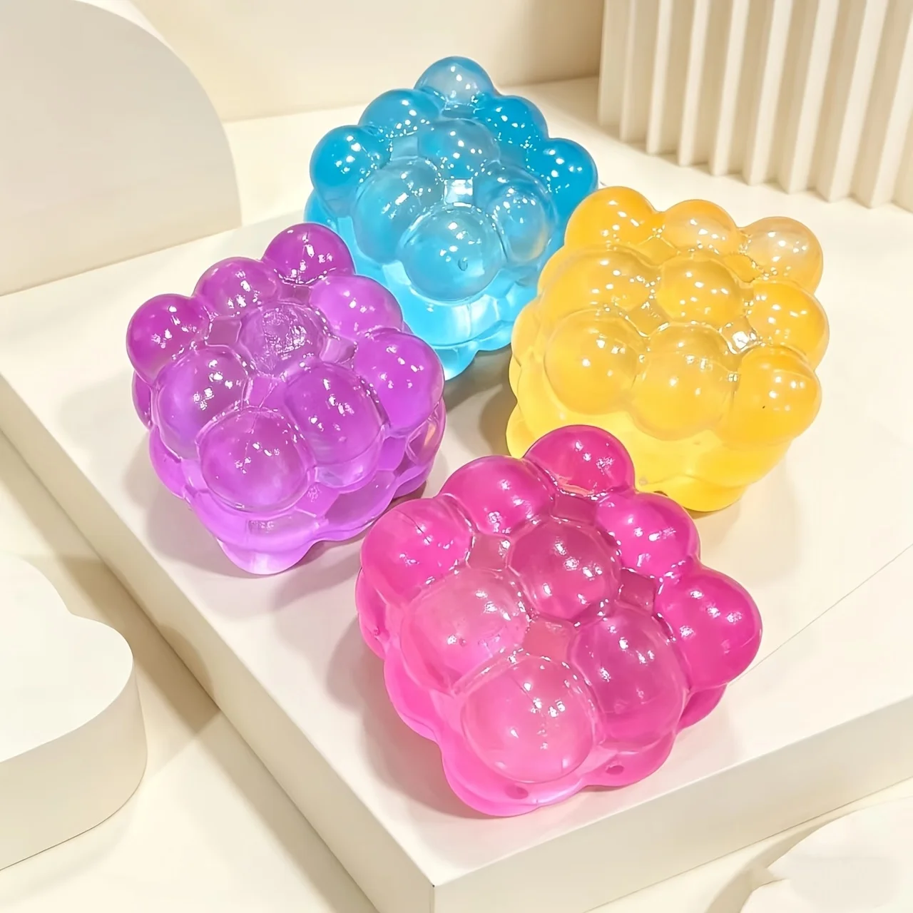1 cubo de descompresión con burbujas Jiugongge: color transparente con burbujas, como si tuvieras el océano y el sol de verano en la palma de tu mano. Tamaño de palma de la mano, fácil de poner en el bolso y no ocupa espacio. Ideal para apretar en los dedos durante el viaje al trabajo. Color aleatorio