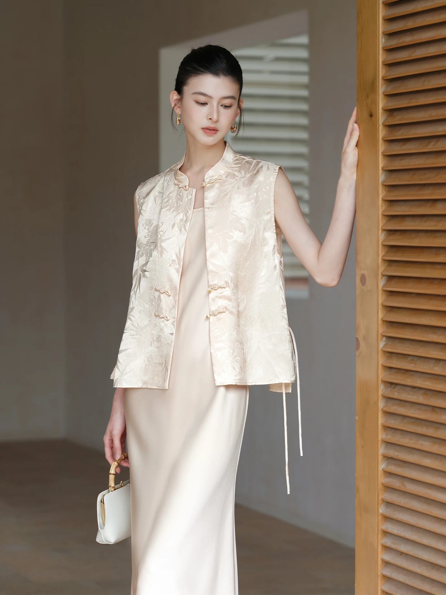 

Женский летний тонкий жилет ChuCheni с цветочной вышивкой и воротником-стойкой, свободного кроя, без рукавов