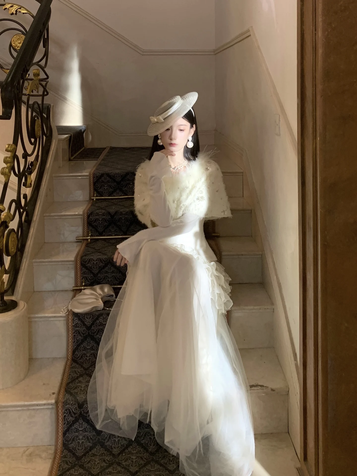 

Коллекция Winter Collection: Комплект из пышной юбки с вышивкой пайетками и страусиными перьями Walkink Snow Stamen, с длинными рукавами в стиле принцессы