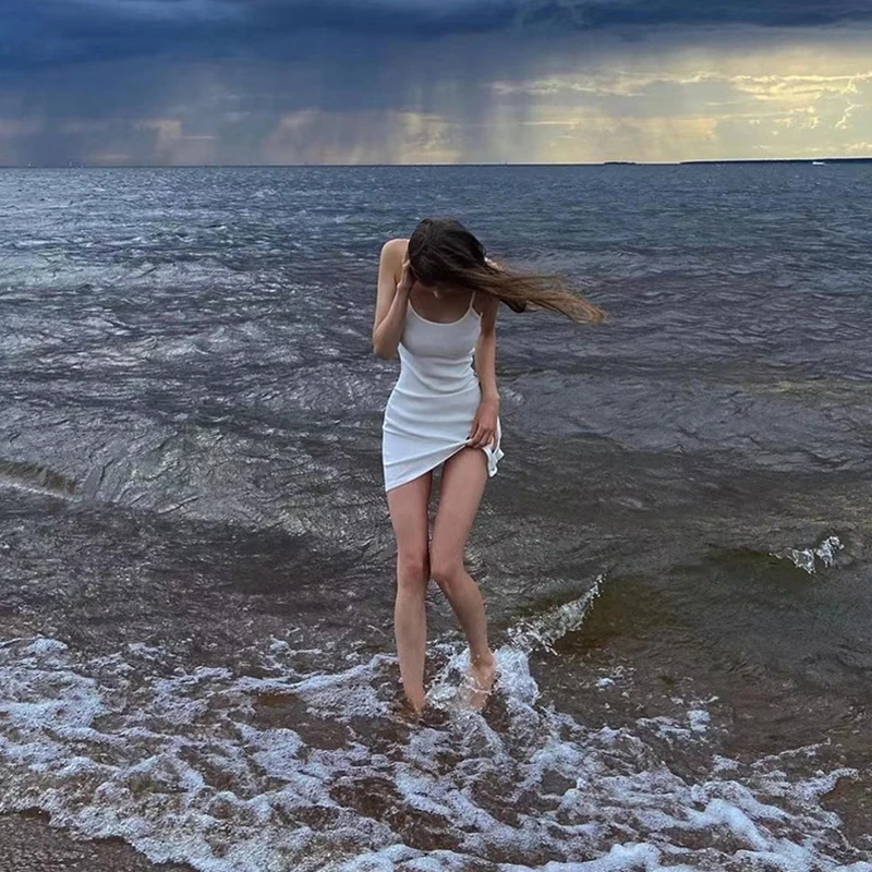 فستان نسائي صيفي قصير نحيف بلون سادة مضلع بدون أكمام فستان قصير يكشف على ظهره والأرداف فستان عطلة الشاطئ