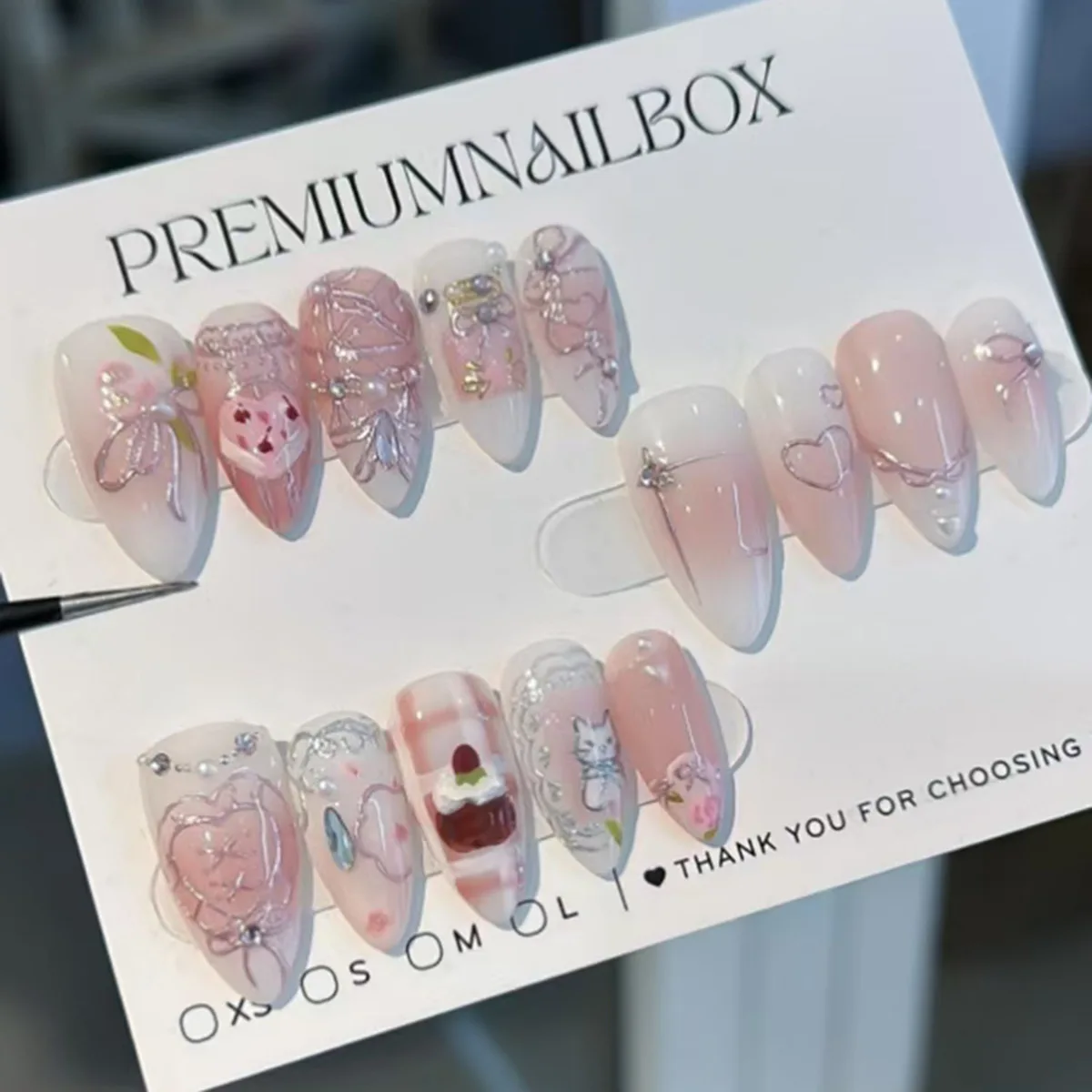 

24PCS Sweet Pink Blush Gradient French False Nails Cute Graffiti Heart Silver Patterns with Pearl Almond Press on Nails Ins Nail
