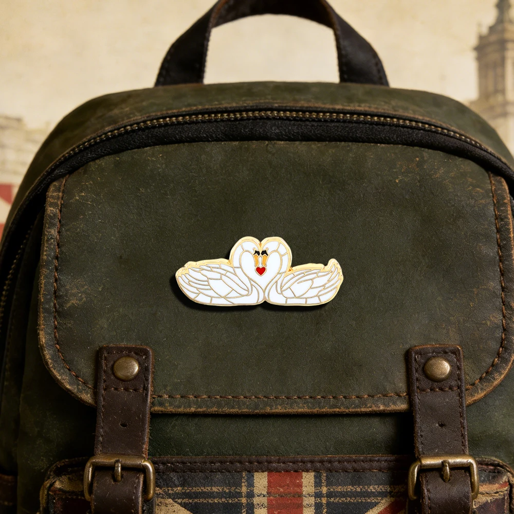 Romantische Paar-Schwan-Herz-Form Emaille-Brosche, Goldumrandete Zwillingsschwäne mit Rotem Herz, Anstecknadel, Rucksack-Accessoire, Urlaubsgeschenk – Detail 12