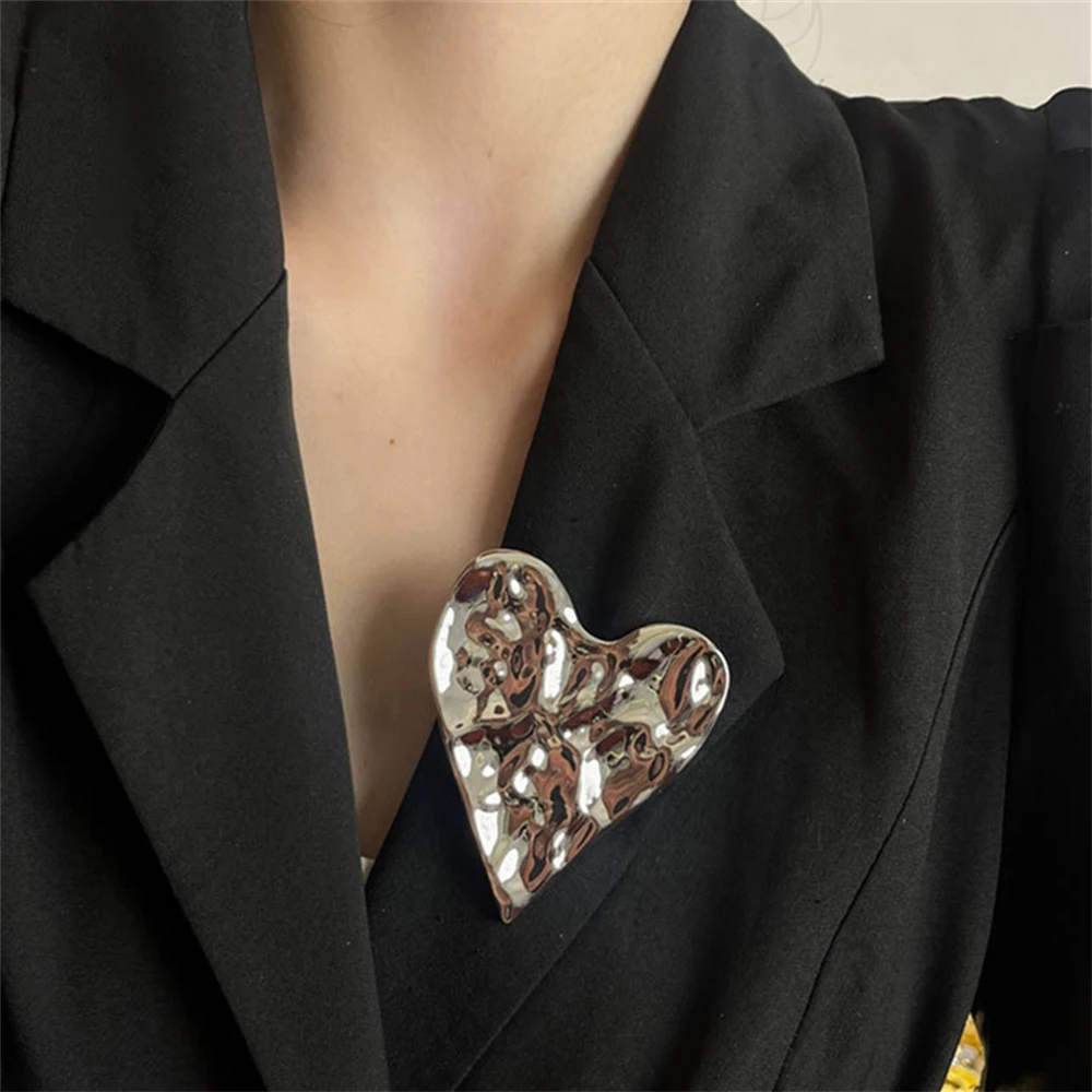 Irregular Metal Simple Design Heart Brooch for Women French Vintage High Jewelry Girl Gift Accessories