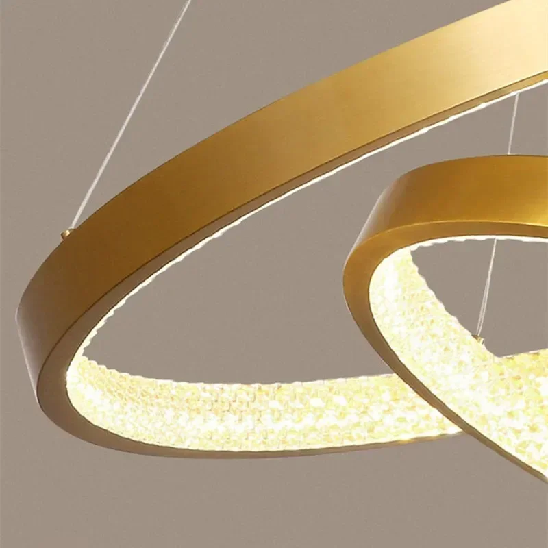 ثريا كريستالية فاخرة طويلة وحديثة بسقف ذهبي للمطبخ وغرفة المعيشة وغرفة النوم