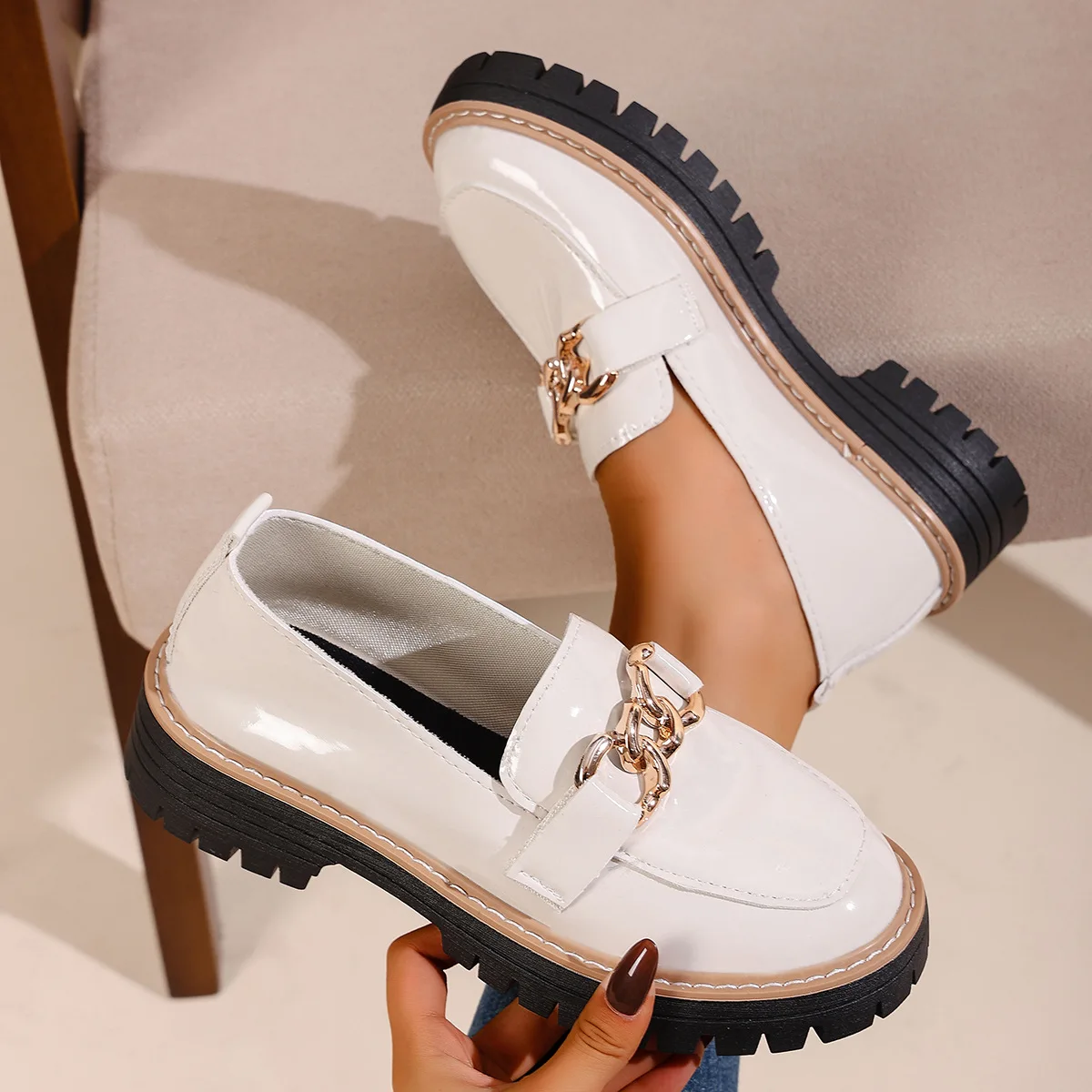 

Large-sized British-style metal chain low-top single shoes 2025 autumn new thick-soled one-foot small leather shoes loafers